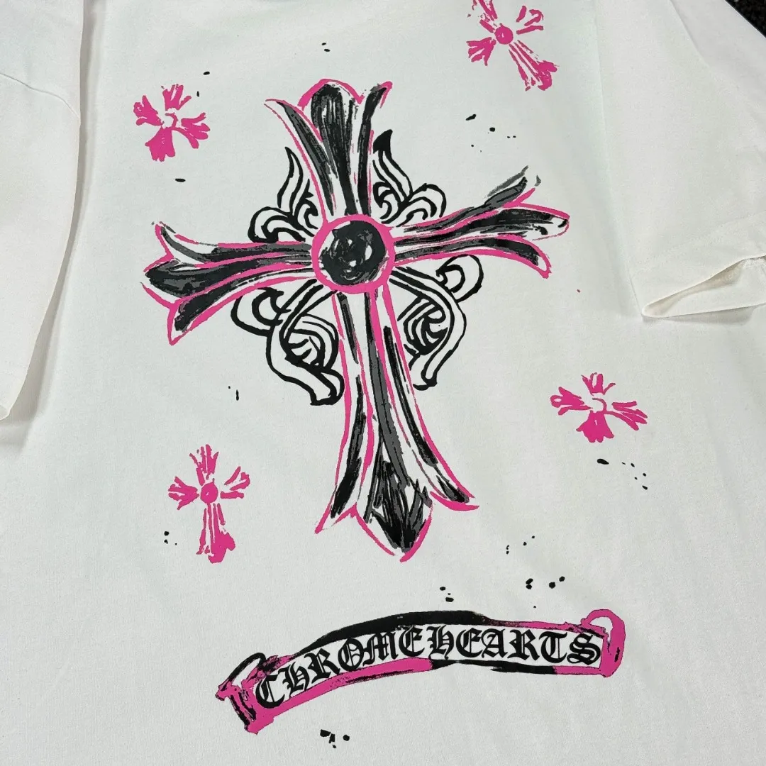 P170 Chrome Hearts Chrome Hearts 25 high-end versions. The fabric is made of 300 grams of high-density pure cotton. It does not deform or shrink. It has three labels. It is the same style for men and women. Technology: Digital printing. Color: White. Black. SIZE: S-XL.